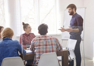 A essência da liderança: O poder não vem do cargo, mas da capacidade de influência